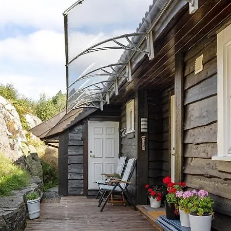 Peaceful In Skrabbavikja With Fjord View Vakantiehuis