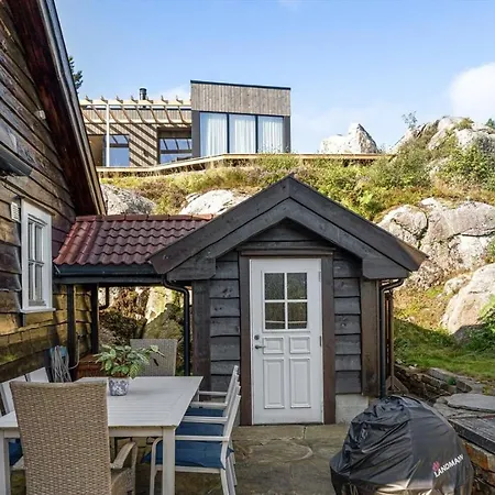 Peaceful In Skrabbavikja With Fjord View Vakantiehuis Hervik