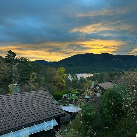Peaceful In Skrabbavikja With Fjord View Hervik